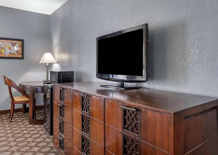 Econo Lodge Inn And Suites